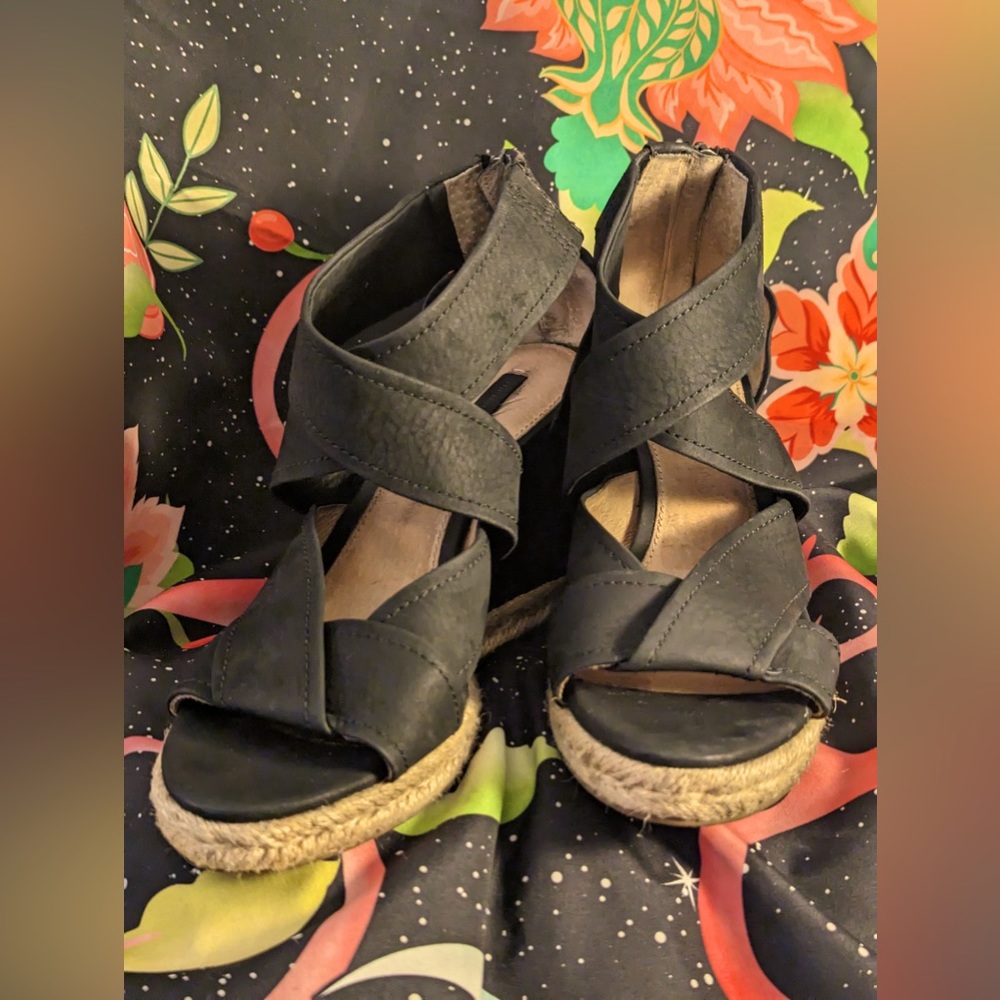 Frye black Roberta Espadrille Suede Wedges EUC